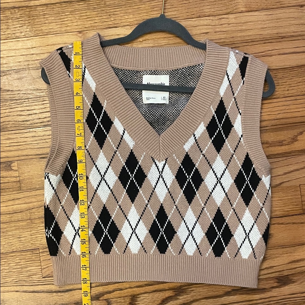 Abercrombie & Fitch Women's V-Neck Argyle Sweater Vest - Brown, Black, and Cream - Picture 5 of 6